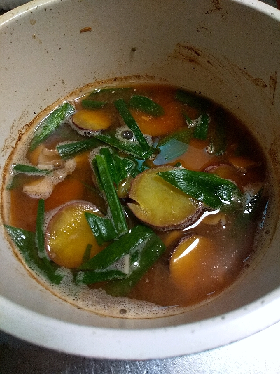 葉たまねぎとさつま芋のお味噌汁