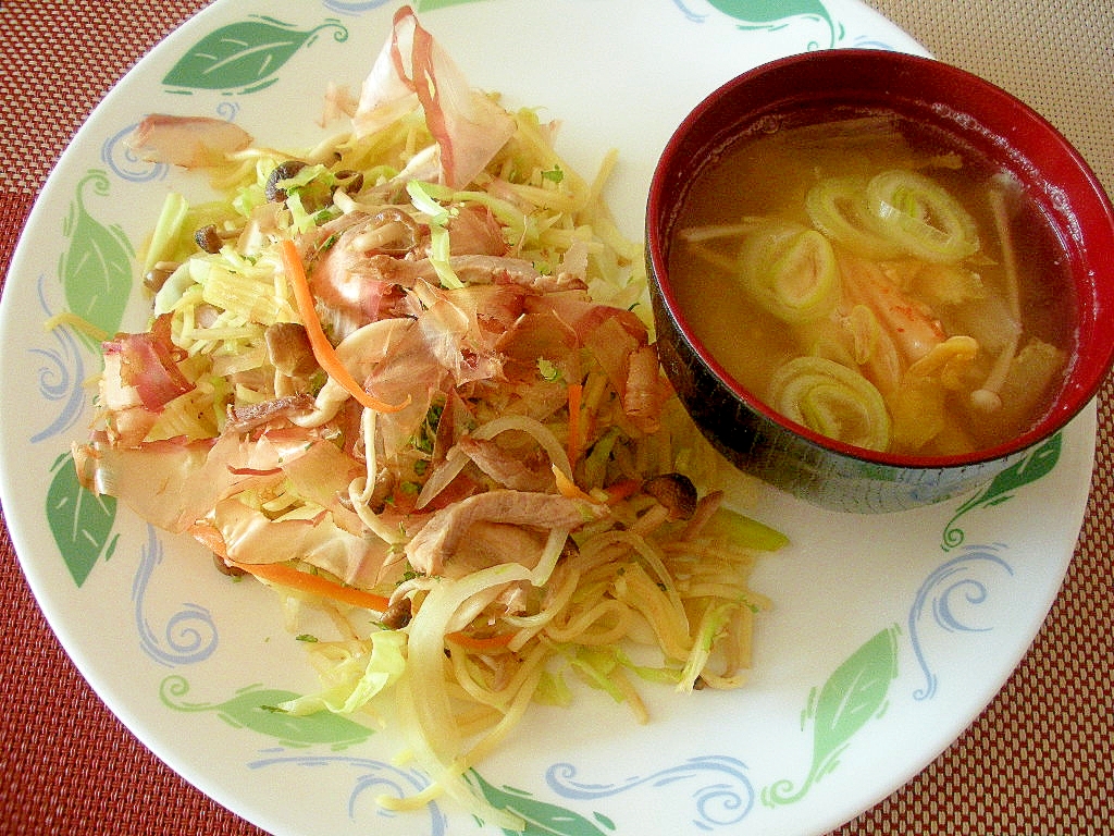 キムチ入りのホットみそ汁＆焼きそばのワンプレート♪