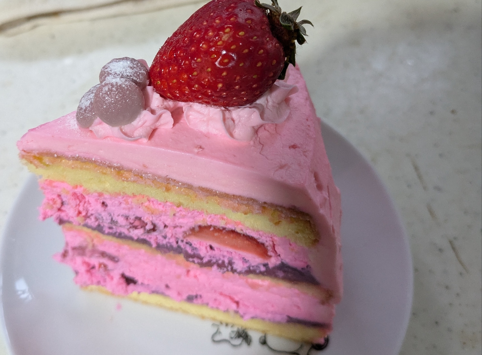 苺と桜マスカルポーネクリームのケーキ