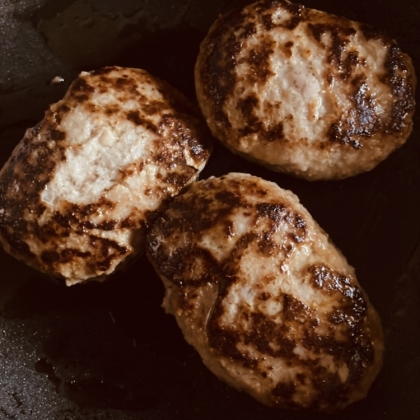 鶏ひき肉と豚ひき肉のチーズハンバーグ