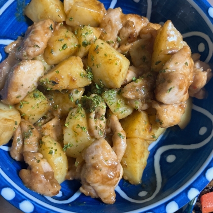 フライパンで！鶏肉とじゃがいものバター醤油蒸し♪