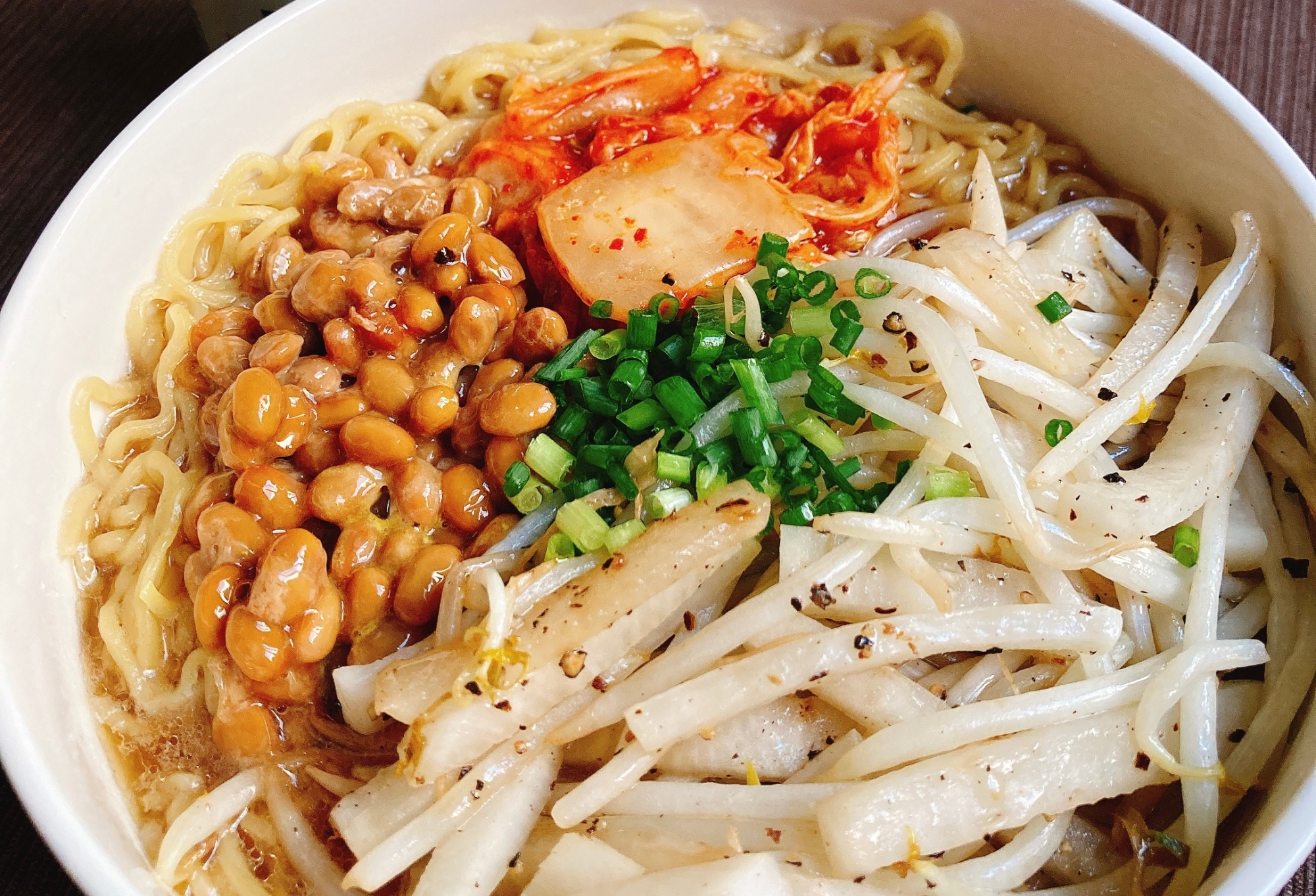 発酵食品と野菜炒めをのせた醤油ラーメン