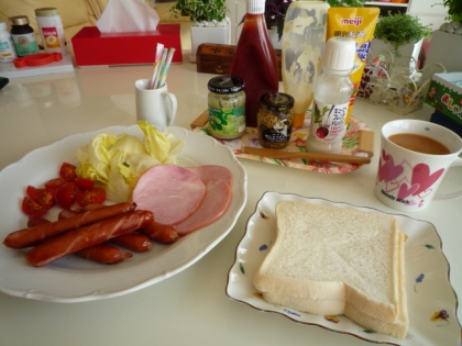 mimiさん、今日の朝食です♪
偶然ですが、バイキングにしました(*^w^*)
お皿に盛り付けて、後は銘々自由に作って食べて貰いました♪
朝から食欲モリモリ～♪