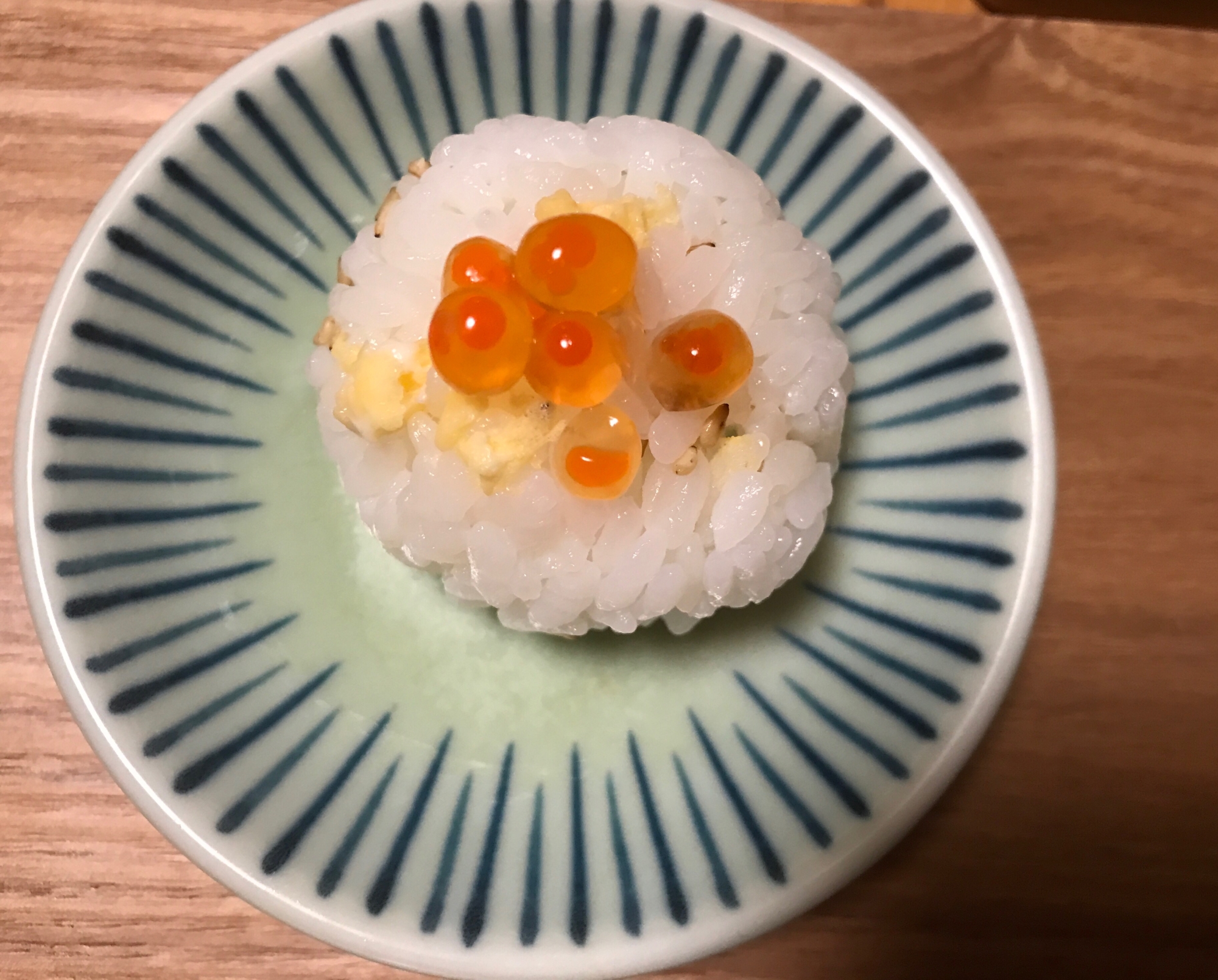 炒り卵入り酢飯でイクラ手毬寿司