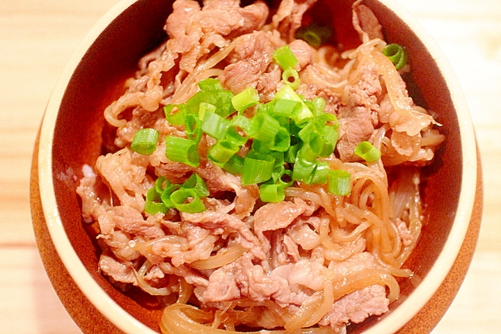 フライパンで作る、白滝と玉葱たっぷり牛丼