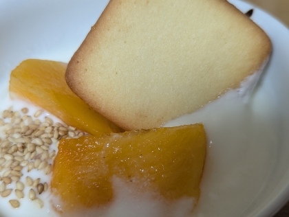 柿とクッキーとグラノーラのヨーグルト