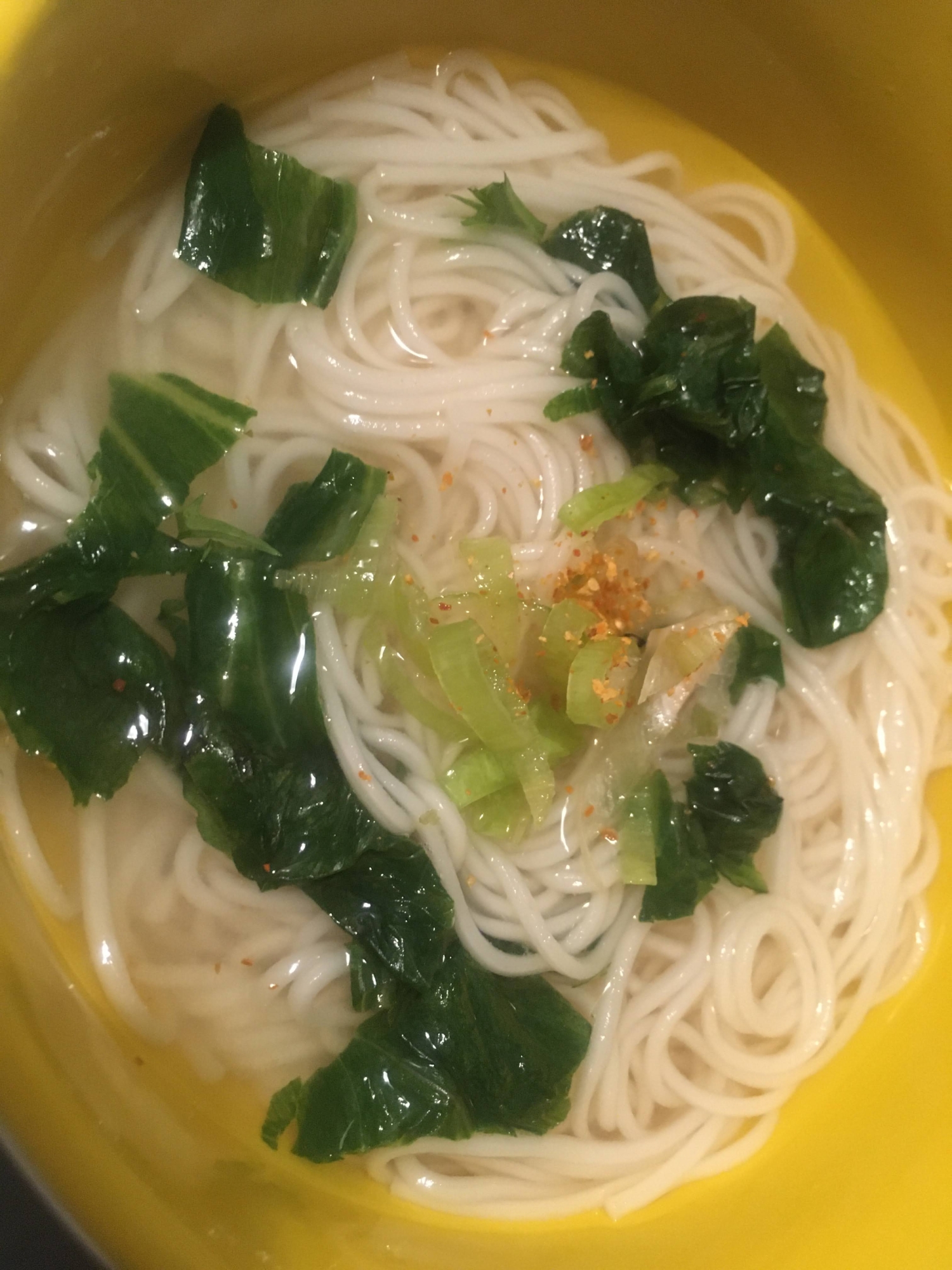 レタスの外側の葉でにゅうめん