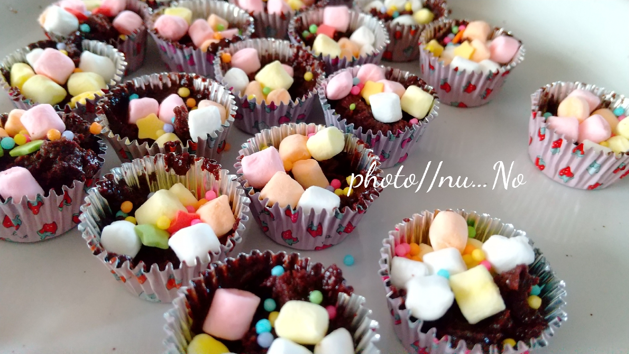 カラフルなマシュマロをトッピングしたカップチョコ