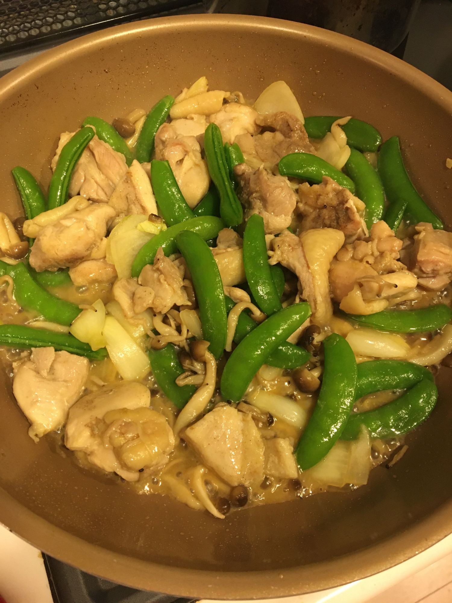 さやえんどうと鶏肉の味噌炒め【白ワインに合う】