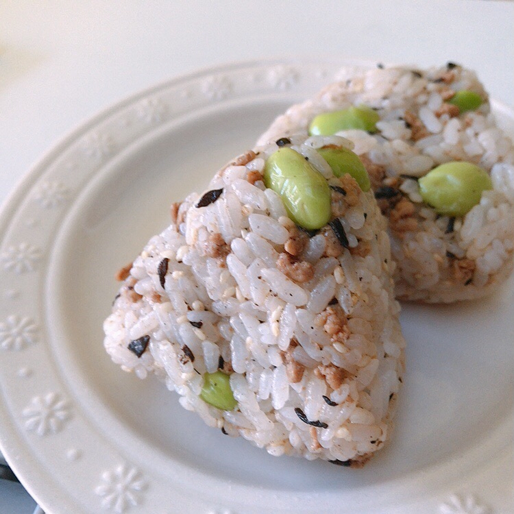 ひじき入り肉味噌と枝豆のおにぎり