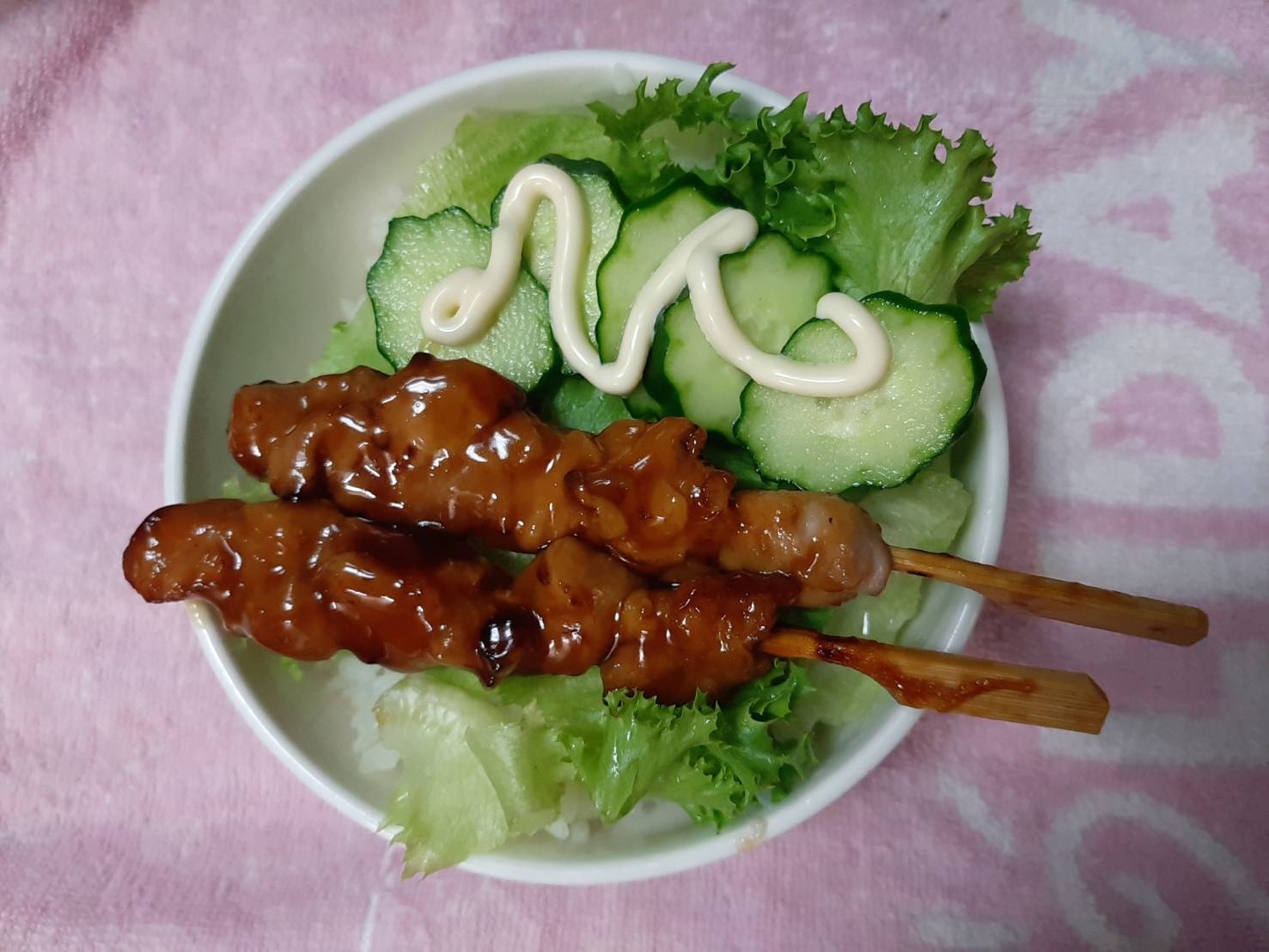 レタスきゅうりのせた焼き鳥丼