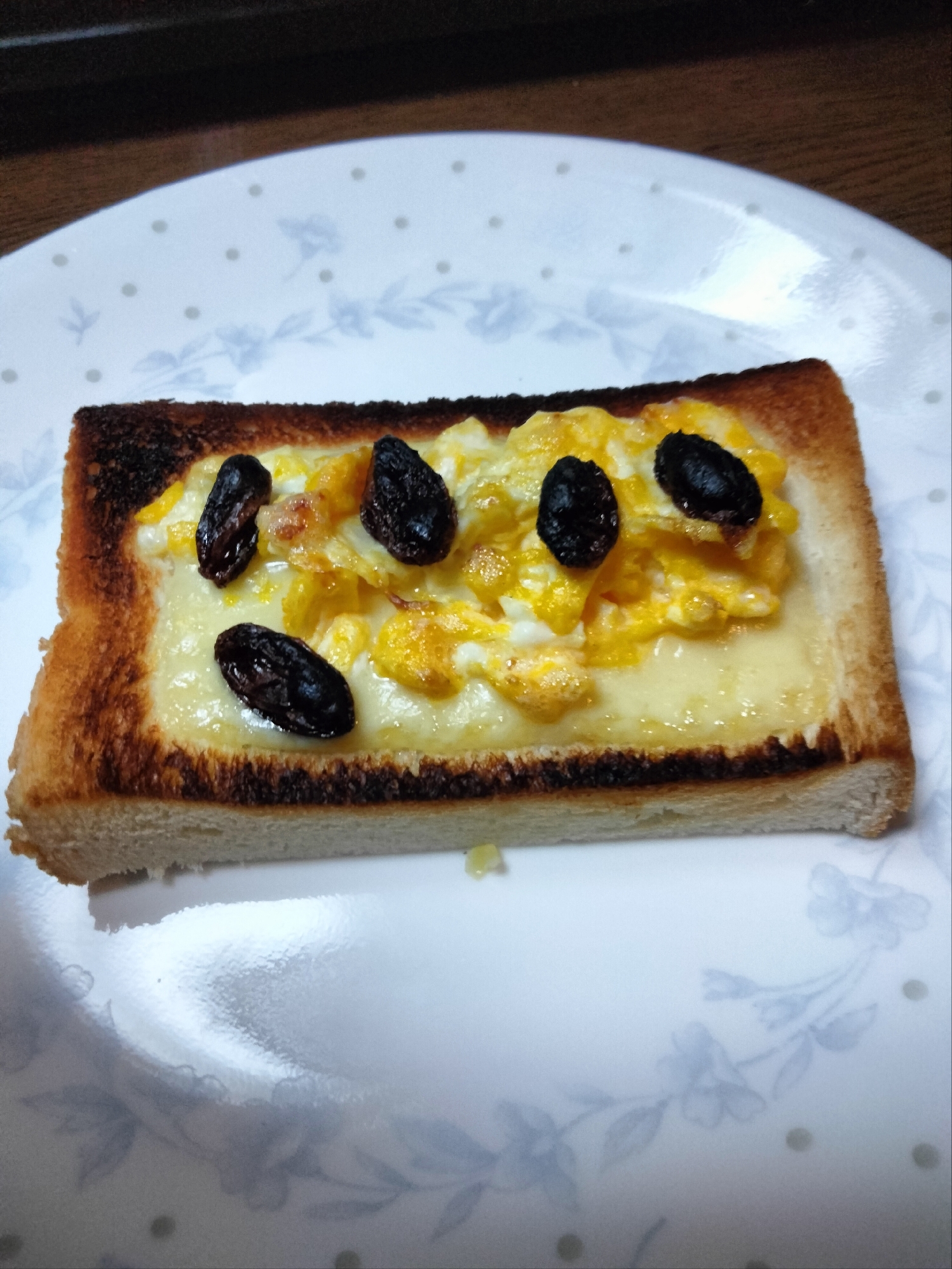 チーズトースト スクランブルエッグ&レーズン