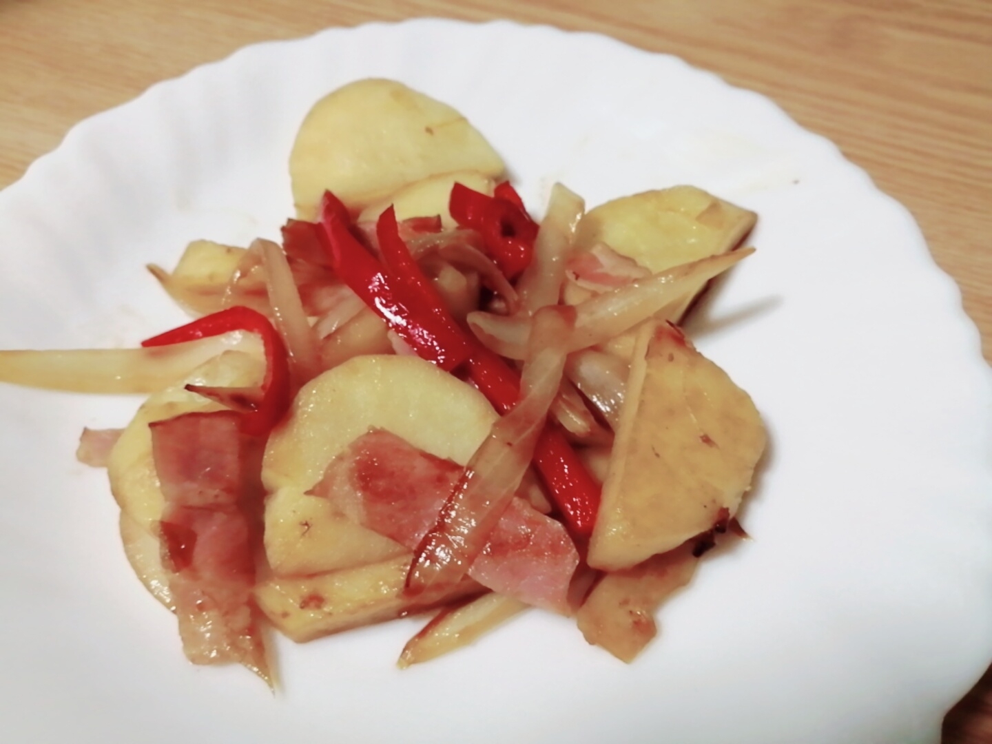 じゃがいもと玉ねぎと赤ピーマンとベーコンの炒め物