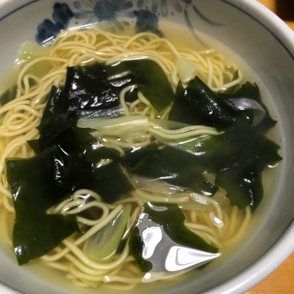 白ねぎとわかめの醤油ラーメン