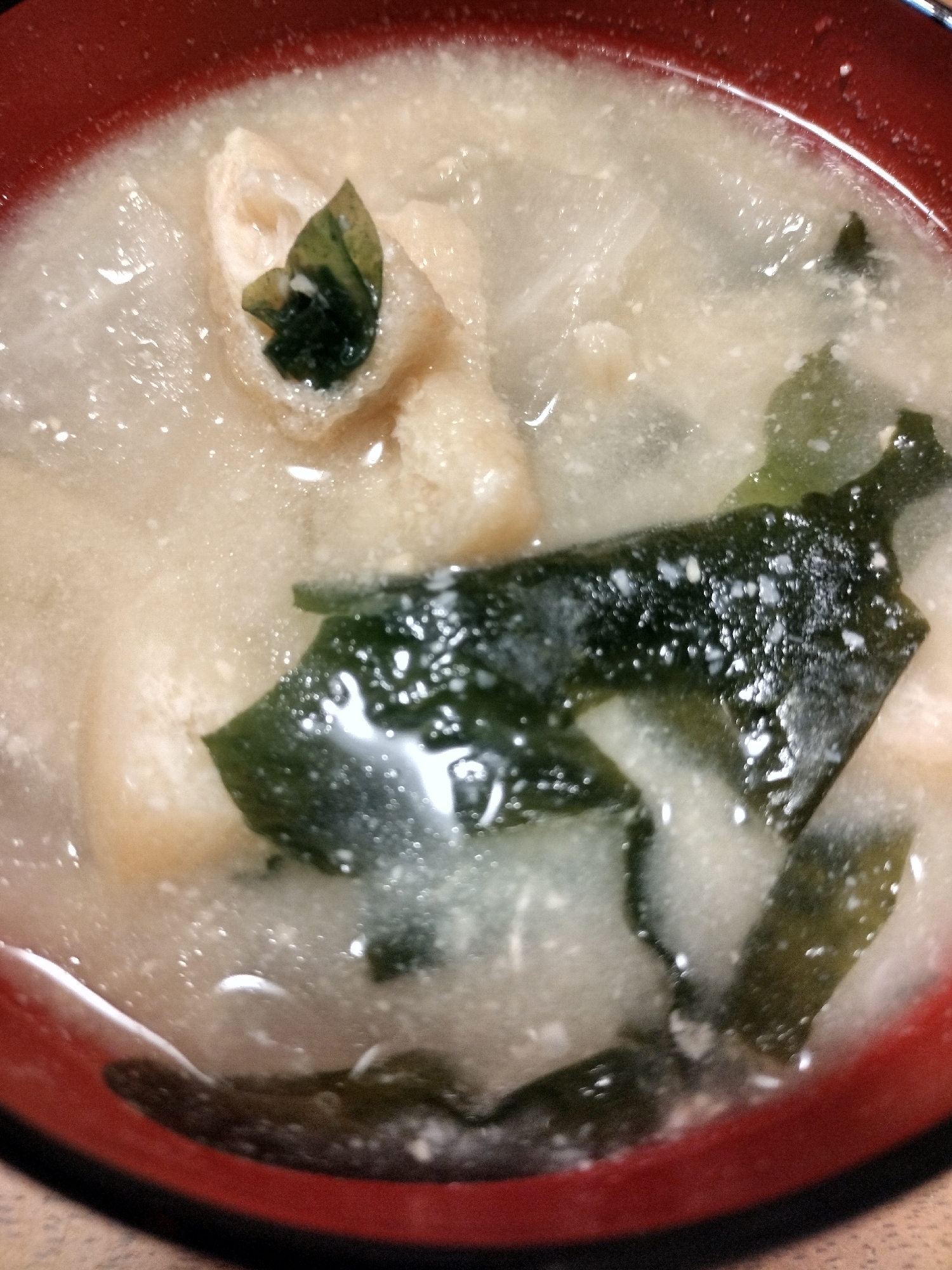 麦味噌で作るわかめと大根と油揚げの味噌汁