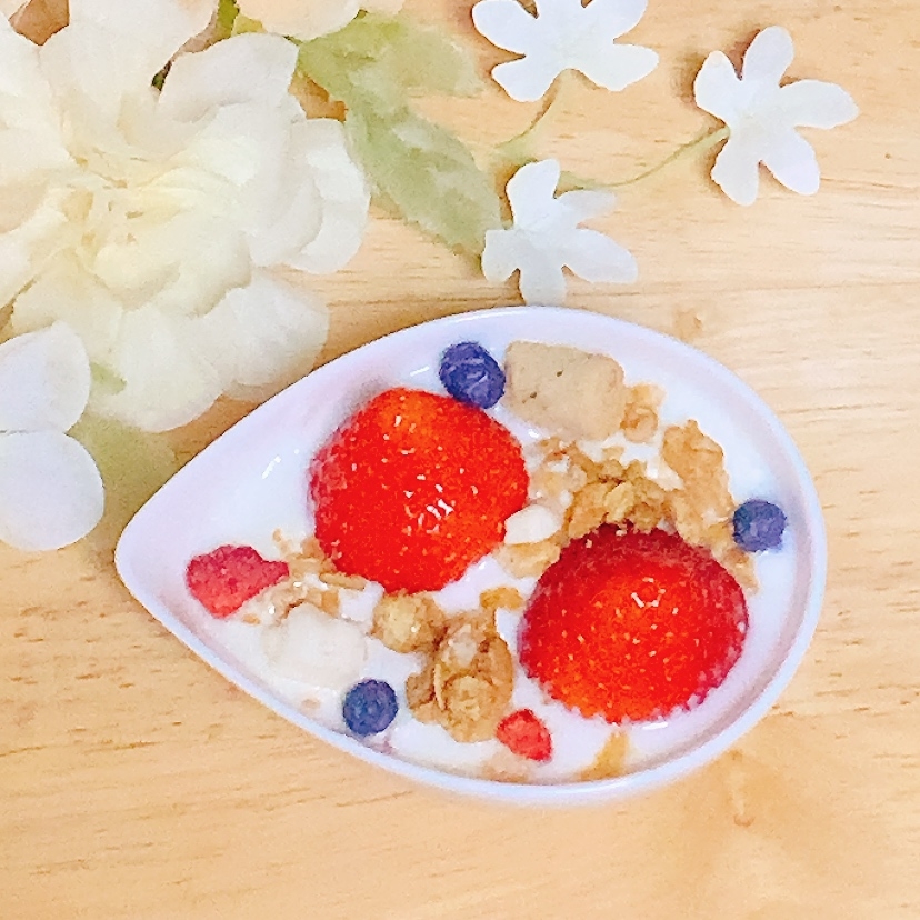 いちごブルーベリー♪ザクザクヨーグルト