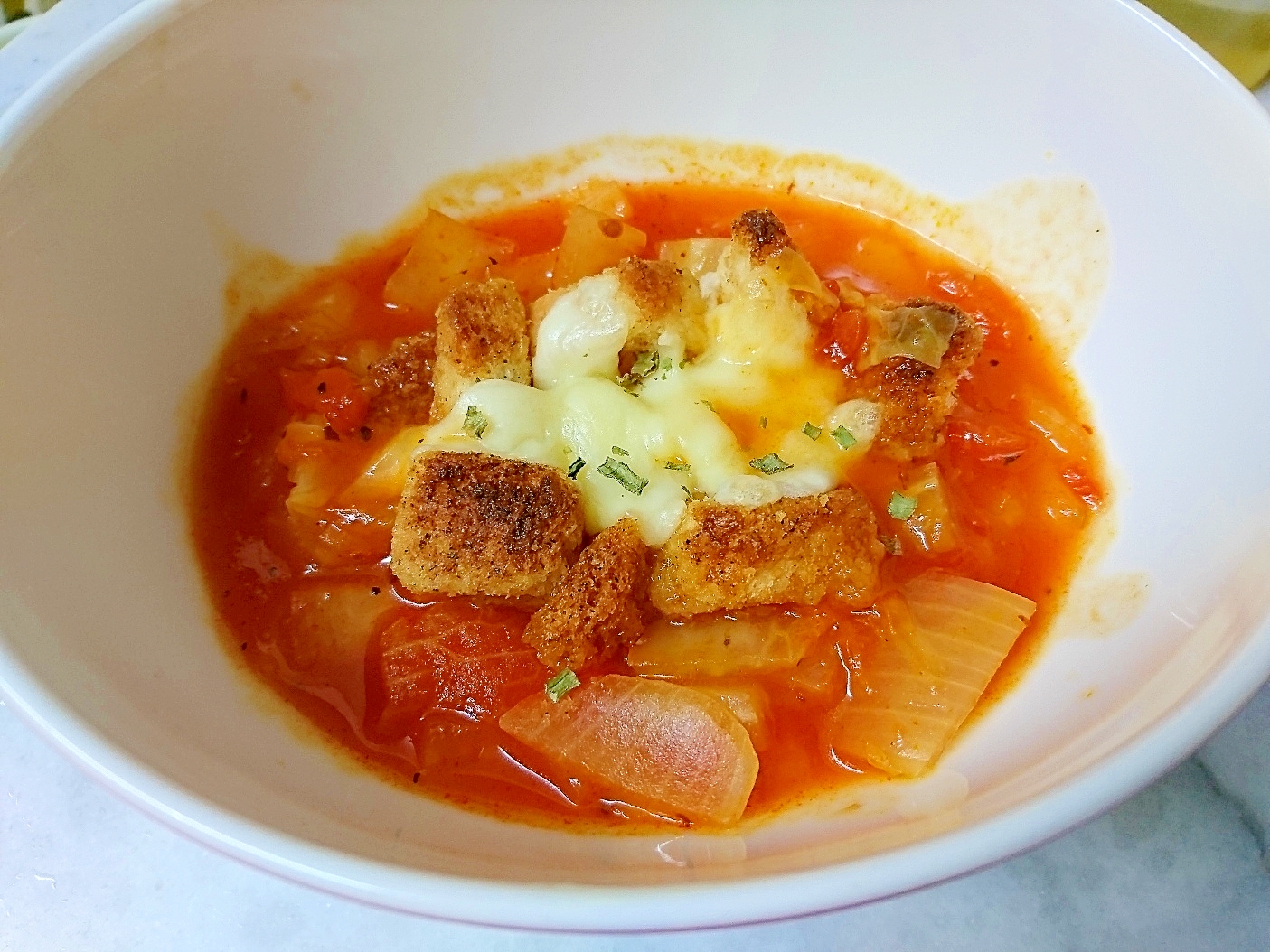 焼きチーズとクルトンのトマトスープ