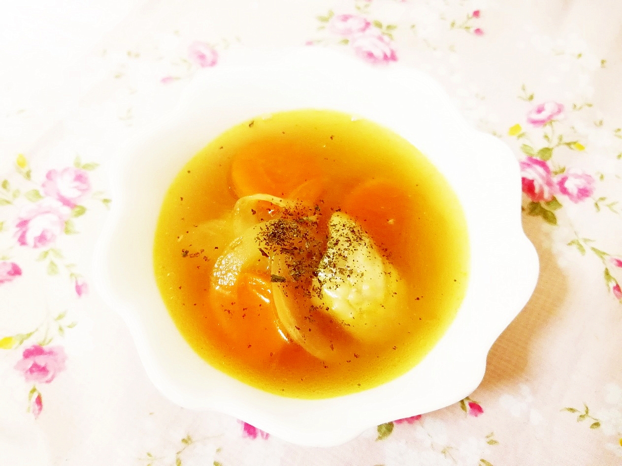 カレー風味♪人参と玉葱の鶏皮スープ