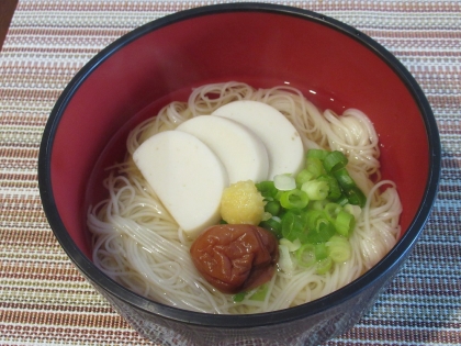ランチに、素麺を使って作りました。
温かい素麺、ほっこりとしますね(^_-)-☆
優しいスープにおろし生姜と梅干しのアクセントが合い、美味しくいただきました♪