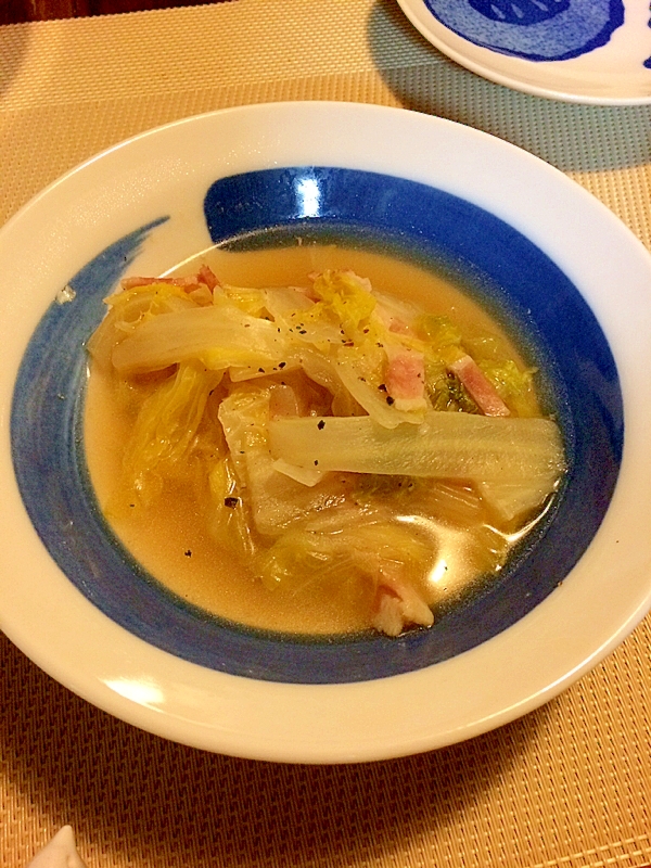 黒胡椒たっぷり☆白菜とベーコンのスープ