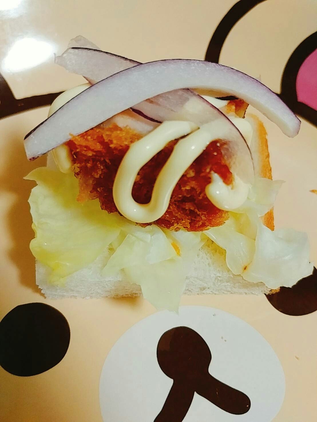 蒸しキャベツと紫玉ねぎの豚カツマヨおやつパン