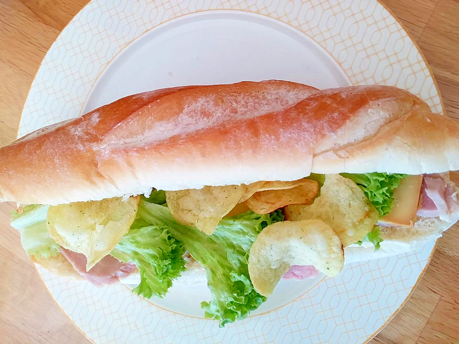 ハムレタスポテトチップスのサンドイッチ