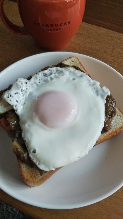 目玉焼きとキーマカレーのっけトースト