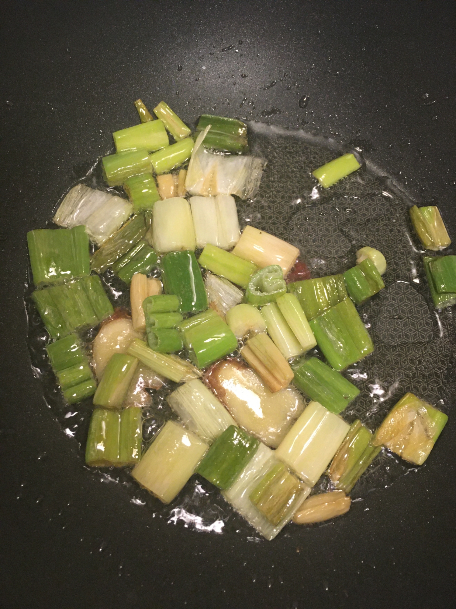 【男の宅飯】中華や炒め物に　ネギ油