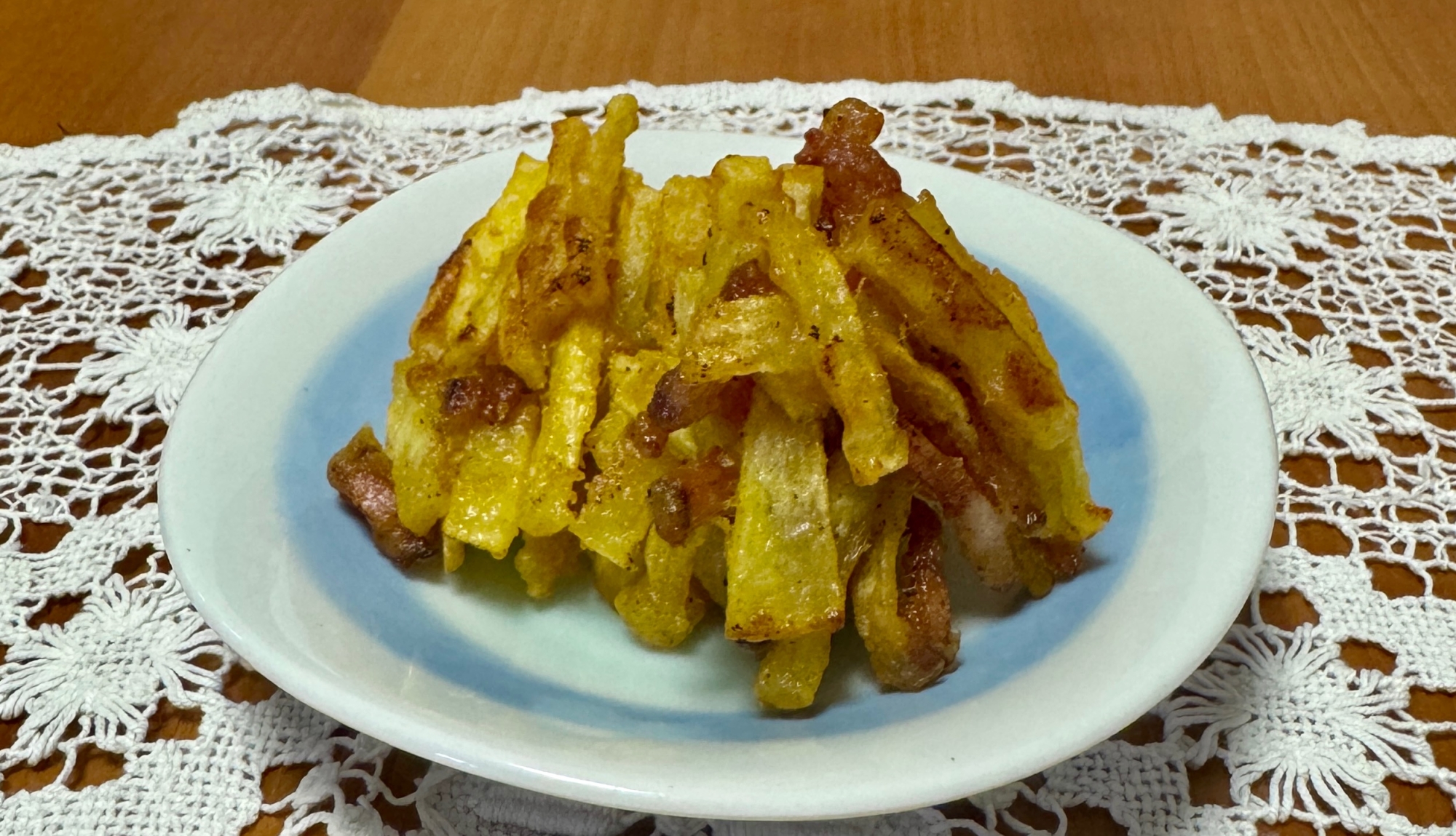 カレー麹を衣に混ぜたじゃが芋とベーコンの☆かき揚げ