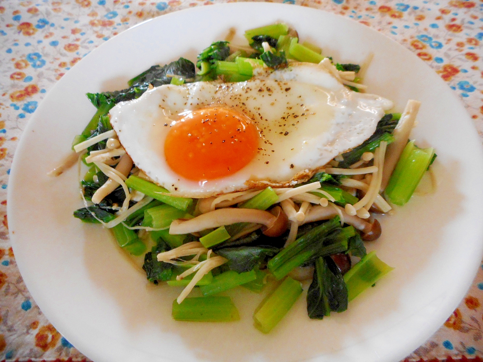 小松菜ときのこのニンニクソテー目玉焼き乗せ