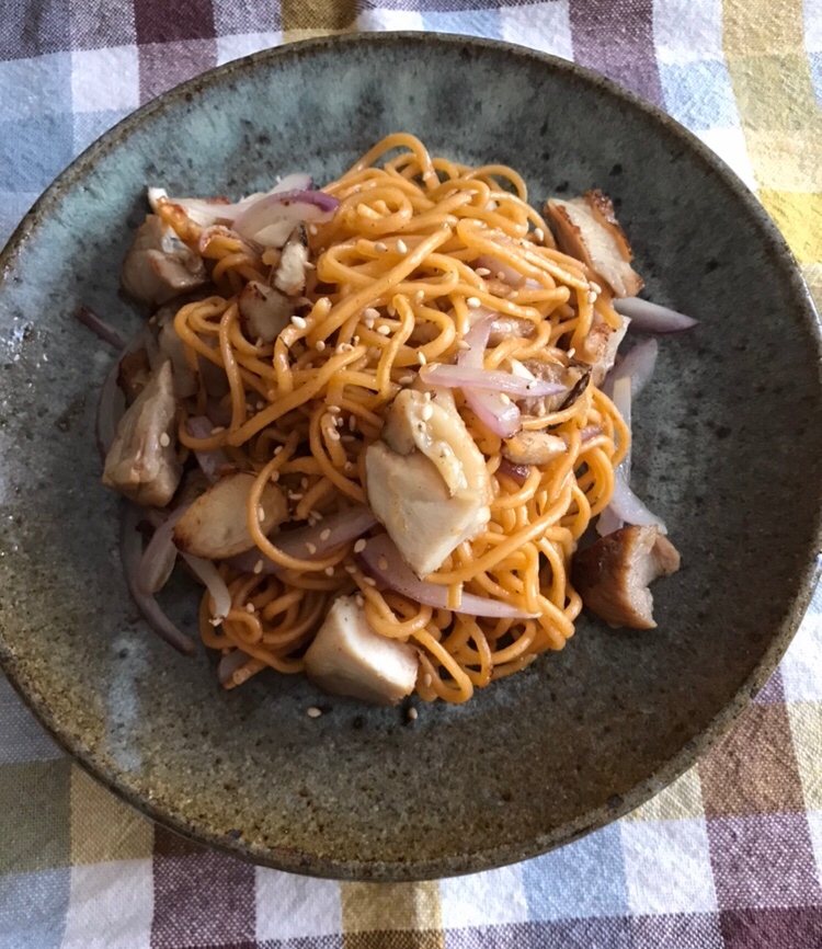 鳥もも肉と赤たまねぎの唐辛子麺焼きそば