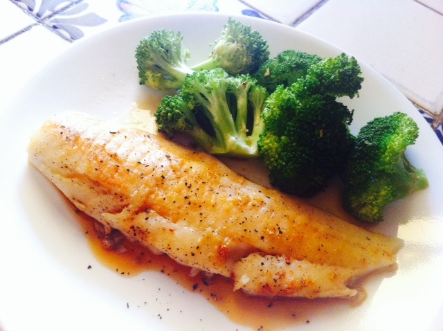 白いお皿に盛り付けられた白身魚のソテーとブロッコリー