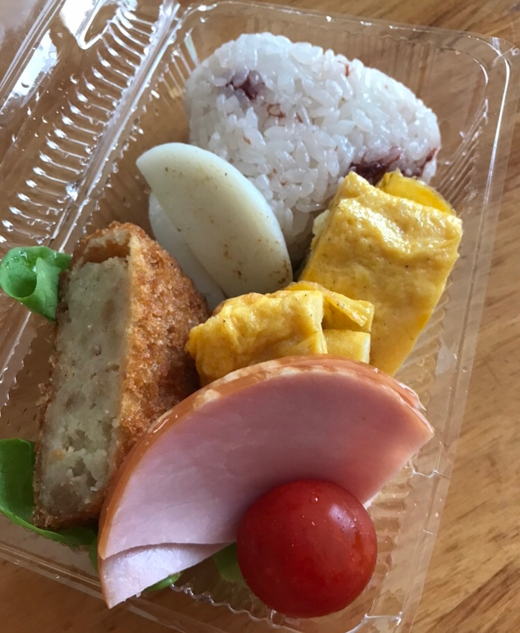 梅干しおむすびと卵焼き、コロッケのお弁当