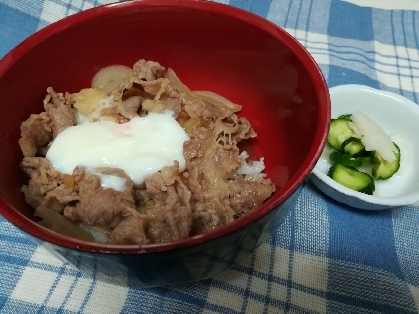 つゆだくの牛丼に温泉卵も乗せました！
おいしかったです。