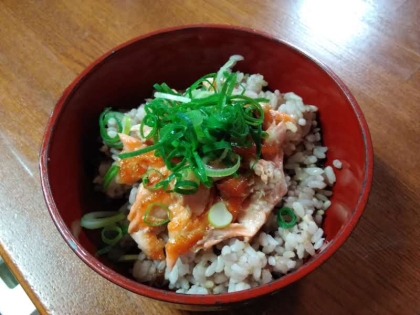 デパ地下で新鮮なハラスが手に入り、お丼ぶりで食べたくて検索ヒットしました！焼肉のタレを使うとよりボリューミーになりますね♪ちなみに私は玉ねぎポン酢も好きです★