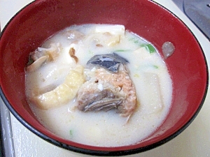 煮込み30分☆ 骨まで柔らか「紅鮭粕汁」