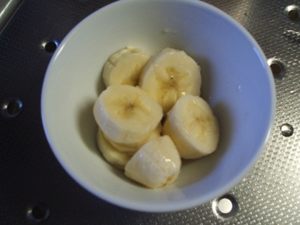 久々に作ってみました。我が家には珍しいことにしばらくバナナを切らしていたので。レモンのおかげでさっぱり♡朝食のしめを飾りました。