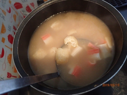 油揚げとカニカマの味噌汁