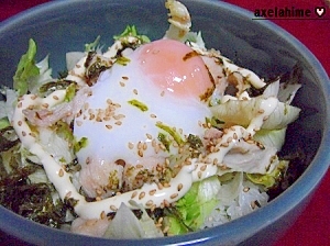 塩麹とはちみつで鶏肉柔らか☆白い温玉照り焼き丼