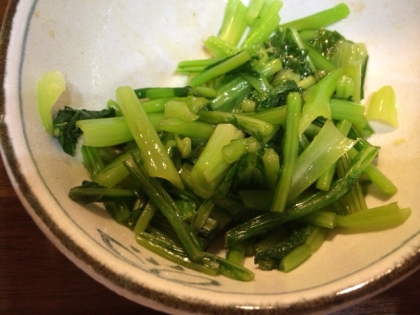 小松菜ではなくカブの葉ですがナムル味にしたくて味付けをこちらのレシピで作りました。美味しかったので他の野菜でもいけますね！