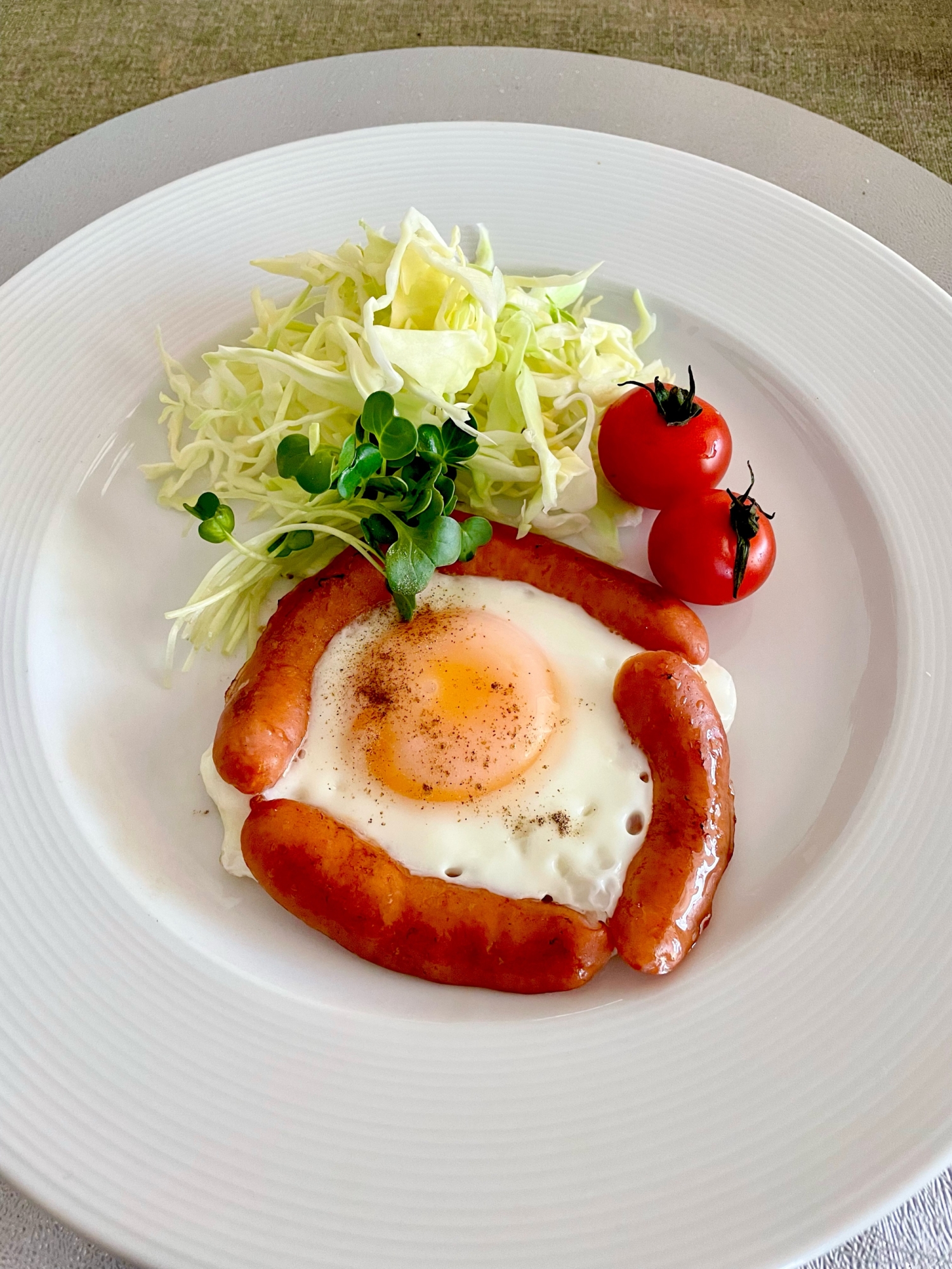 かんたん朝ごはん♡ウィンナーで囲んだ目玉焼き