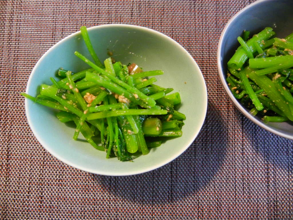 小鉢に盛り付けた空芯菜のナムル