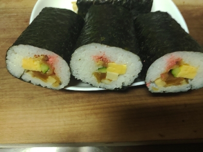 節分に「恵方巻き（太巻き寿司）」