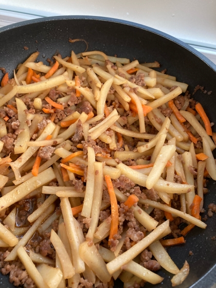 ジャガイモと人参と豚ひき肉のそぼろ煮