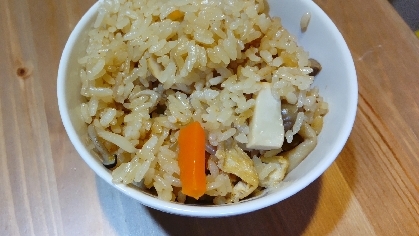 白だしで簡単！油揚げとしめじの炊き込みご飯