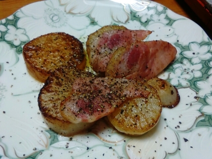 ベーコンの代わりに昨日余ったハムを一緒に焼きました。黒コショウもプラス。失敗無く作れて美味しかったです。