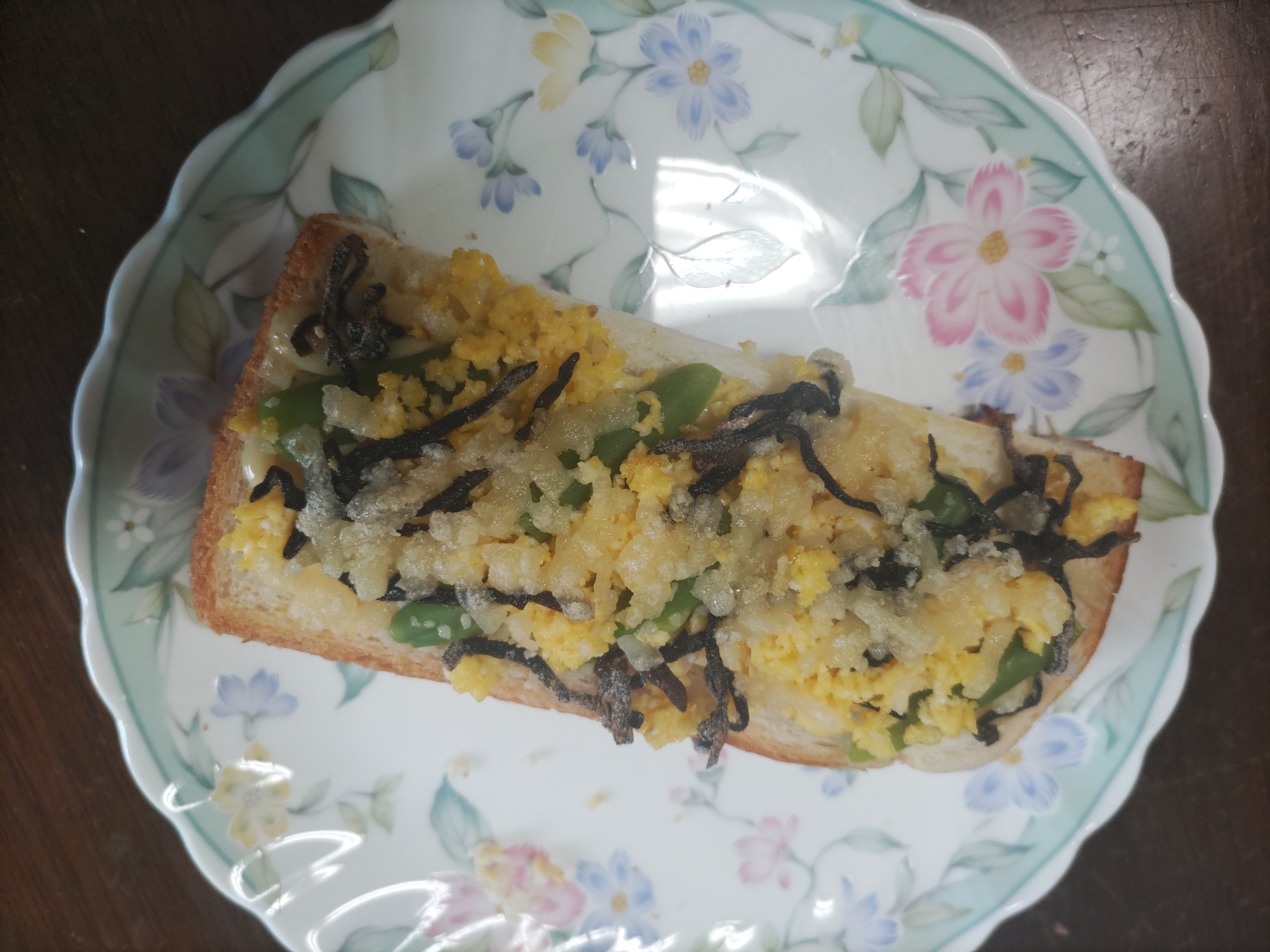 インゲンと炒り卵と塩こんぶのチーズトースト