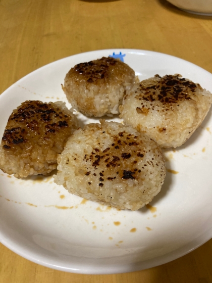 久しぶりに焼きおにぎりが食べたくてレシピ参考にさせていただきました。香ばしいです♪