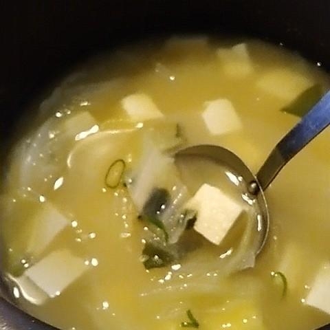 豆腐とわかめとキャベツとネギのお味噌汁