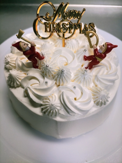 クリスマスに作ったケーキです!スポンジがふわふわで美味しい!デコレーション クリームが食べたかったのでシンプルにしました!オーブン 壊れたので 慣れるのが大変！